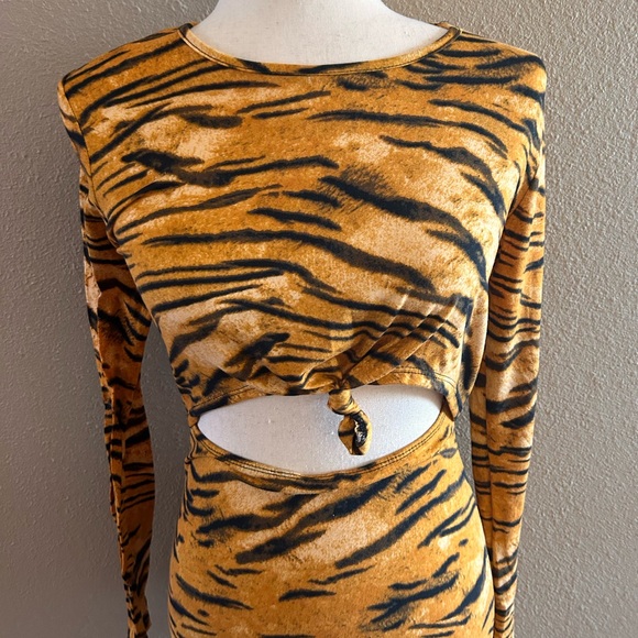 Tiger print cut out midi dress - Picture 12 of 12